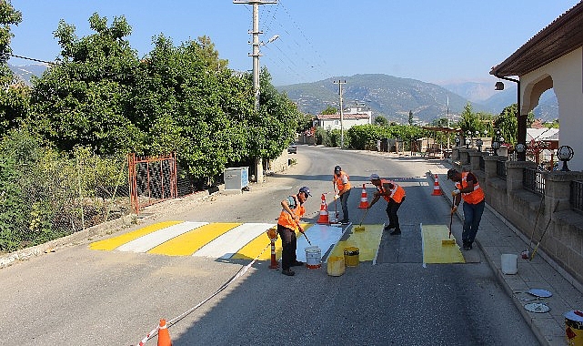 Antalya Büyükşehir ekipleri yaya geçitleri ve kasisleri boyuyor