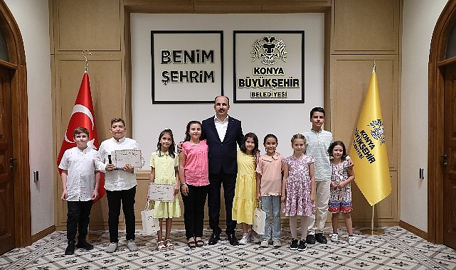 Başkan Altay Genç KOMEK Yaz Okulu'nda Başarılı Öğrencilere Hediyelerini Verdi