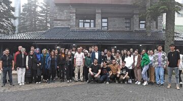 Başkan Dündar Uludağ'da öğrencilerle kampa katıldı