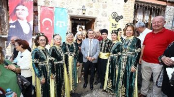 İzmir Kırım Türkleri &apos;Evlerine' Kavuştu