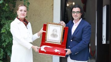İzmir'in Kurtuluş Gününde DEÜ'ye Anlamlı Emanet: Asırlık Türk Bayrağı ziyaretçilerini bekliyor
