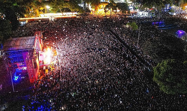 İzmirliler Kurtuluş Günü'nde İzmir Fuarı'na akın etti