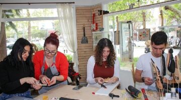 Karşıyaka'da Atıklar Minyatür Müzik Aletine Dönüşüyor
