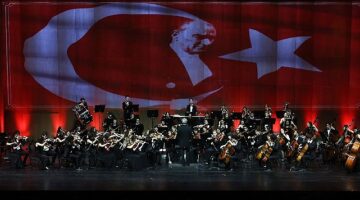 Sabancı Topluluğu, Cumhuriyet'in 100'üncü yılını Şef Cem Mansur yönetiminde Türkiye Gençlik Filarmoni Orkestrası ile kutladı