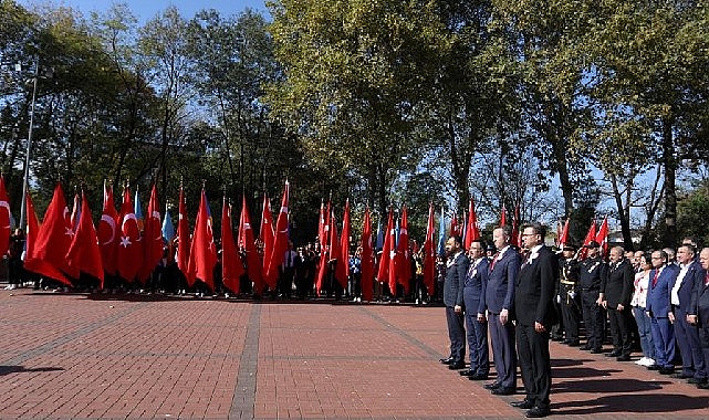 29 Ekim Cumhuriyet Bayramı'nın 100. yıldönümü kutlamaları, bugün Atatürk anıtı önünde düzenlenen çelenk sunma töreniyle başladı.