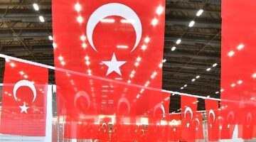 35 bin metrekare Türk bayraklarıyla donatıldı