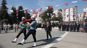 Antalya Büyükşehir'de Atatürk Anıtı'na çelenk sunma töreni