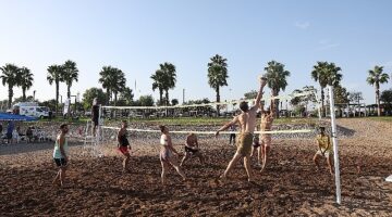 Antalya;da Cumhuriyet'in 100. Yılı coşkusu Plaj Voleybolu Turnuvası ile başladı