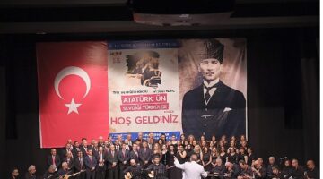 Aydın Büyükşehir Belediyesi, Cumhuriyet'in 100. yılında Atatürk'ün sevdiği türküler konserini izleyicilerle buluşturdu