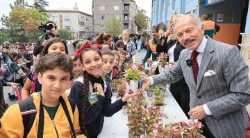 Bayrampaşa'da okullar begonya ile renklendi