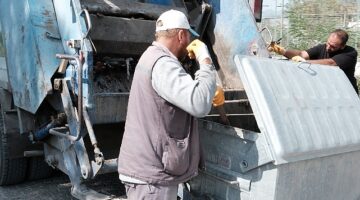 Bergama Belediyesi Çöp Konteynerlerini Temizliyor