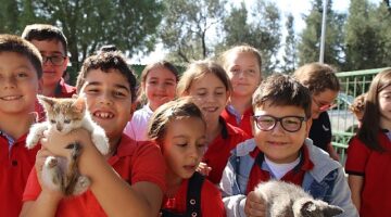 Burhaniye'de Öğrencilerden Hayvan Barınağına Ziyaret
