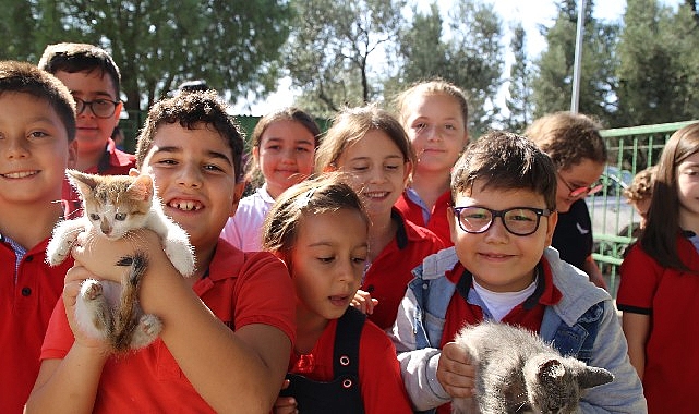 Burhaniye'de Öğrencilerden Hayvan Barınağına Ziyaret
