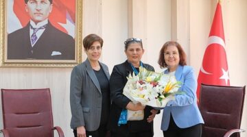 Cumhuriyet Halk Partisi'nin (CHP) Aydın il kadın kolları ve 17 ilçe kadın kolları yöneticileri, Aydın Büyükşehir Belediye Başkanı Özlem Çerçioğlu'na nezaket ziyaretinde bulundu.
