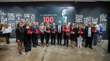 Cumhuriyet sevdalısı İzmir'de “Cumhuriyet'in 100'ü İzmir" sergisi açıldı