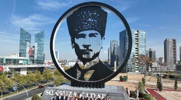Cumhuriyet'in 100. Yılına armağan dev Atatürk anıtı