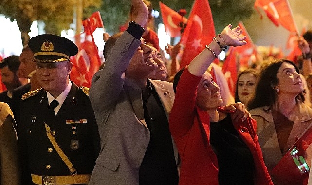 Gemlik'te Cumhuriyet Coşkusu Cadde ve Meydanlara Sığmadı