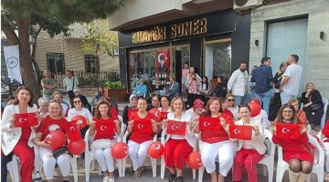 İzmir 100.yıla özel 100 türk kadınından 100 türk bayrağı