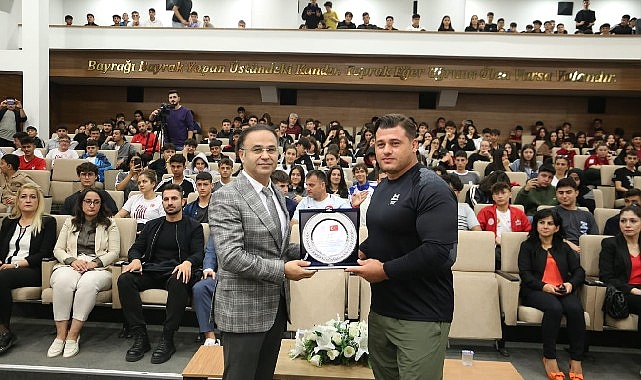 İzmir İl Milli Eğitim Müdürlüğü Cumhuriyetin 100 Yılı Kutlamaları Kapsamında Milli Gururumuz Rıza Kayaalp Öğrencilerle Buluştu