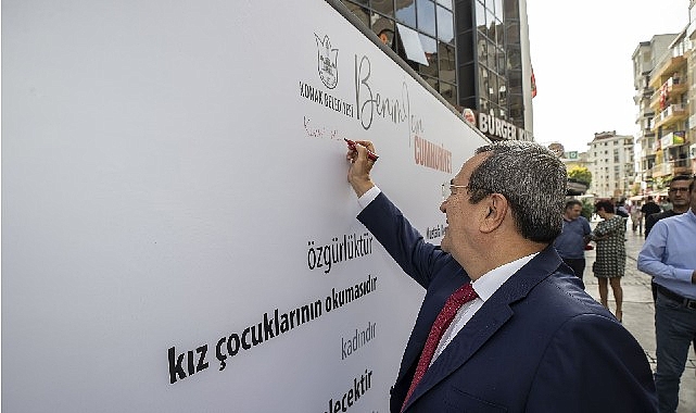 İzmirliler 100'üncü yılda duygularını Cumhuriyet Duvarına yazdı