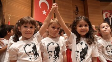 Kadıköy'de çocukların 100. yıl Cumhuriyet coşkusu