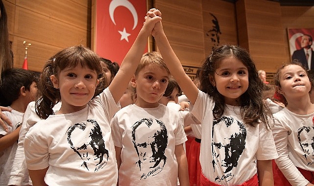 Kadıköy'de çocukların 100. yıl Cumhuriyet coşkusu