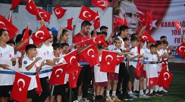 Karabağlar Belediyesi'nin düzenlediği futbol turnuvası yoğun ilgiyle gerçekleştirildi