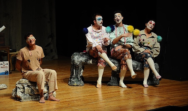 Karşıyaka Belediye Tiyatrosu “Vahşi Komedi" ile Perde Açtı