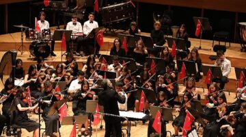 Narlıdere Belediyesi çocuk senfoni orkestrası ve şefika kutluer, cumhuriyetin 100.yılı için sahne aldı