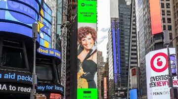New York'ta bir &apos;Cumhuriyet Divası': Spotify'ın EQUAL Türkiye Ekim ayı elçisi Müzeyyen Senar New York Times Square'de
