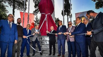 Tire Cumhuriyet Meydanı'nda Atatürk heykeli açıldı
