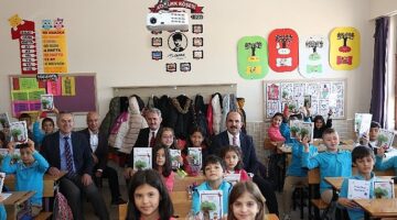 Başkan Altay “Başarmaya Hazırım" Projesinde 3. Sınıf Öğrencilerine Hikaye Kitabı Dağıttı
