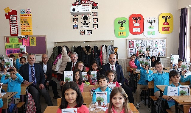 Başkan Altay “Başarmaya Hazırım" Projesinde 3. Sınıf Öğrencilerine Hikaye Kitabı Dağıttı
