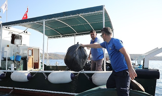 Büyükşehir Gökova Körfezi'nden Günlük 3 Bin 420 Kg. Çöp  Topladı
