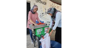 Büyükşehir'den Kumlucalı  kadınlara domates sıkma makinesi
