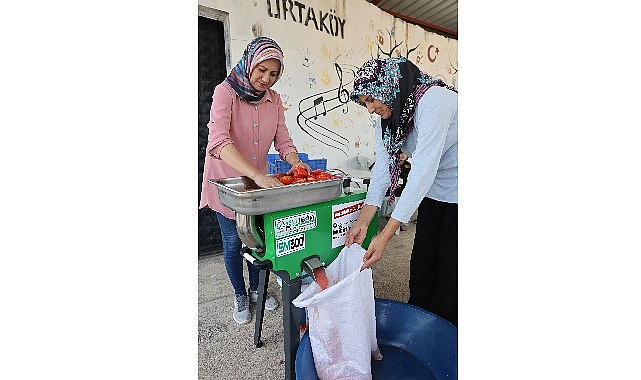 Büyükşehir'den Kumlucalı  kadınlara domates sıkma makinesi
