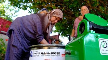 Büyükşehir'den Serik'e salça ve hamur yoğurma makinesi desteği 