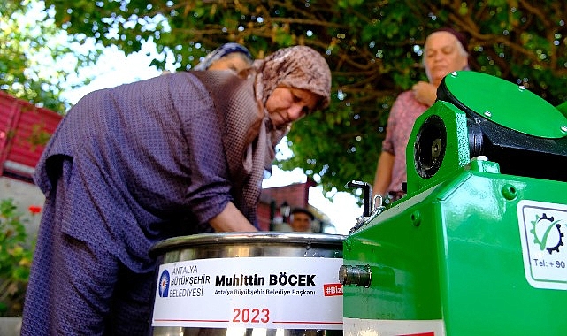 Büyükşehir'den Serik'e salça ve hamur yoğurma makinesi desteği 