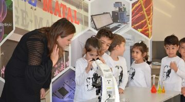 EÜ'de çocuklar mikroskobun büyülü dünyasıyla tanıştı