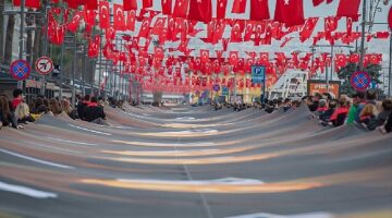 İzmir Ata'ya saygı için 350 metrelik posterle yürüdü