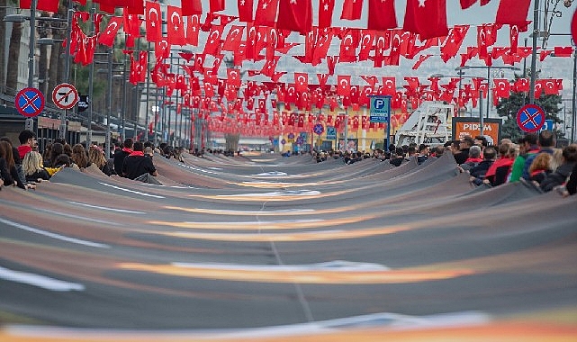 İzmir Ata'ya saygı için 350 metrelik posterle yürüdü