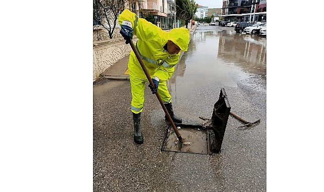 İzmir Büyükşehir Belediyesi ekipleri yağmur mesaisinde