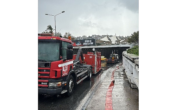 İzmir'de yağmur alarmı: Büyükşehir Belediyesi bin 500 personel ile sahada