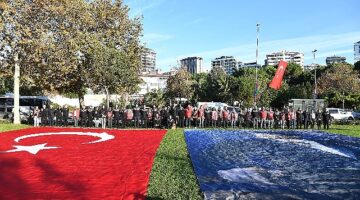 Kadıköy'de binlerce kişi Ata'ya Saygı Zinciri oluşturdu