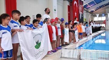Minik yüzücüler kulaçlarını Atatürk'ü anmak için attı