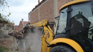 Osmangazi Belediyesi: Metruk binalar bir bir yıkılıyor