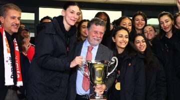 2023 fıvb dünya kulüpler şampiyonu eczacıbaşı dynavit, istanbul havalimanı'nda medya mensuplarıyla buluştu
