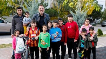 Belediye ekiplerinin çalışma alanlarında inceleme yapan başkan Savran çocuklara hediye dağıttı
