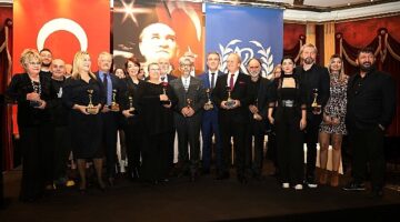 İsmet Küntay Tiyatro Ödülleri'nden Şehir Tiyatroları'na Cumhuriyetin 100. Yılı Özel Ödülü