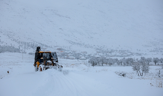 Antalya Büyükşehir karla kaplı yolları açıyor